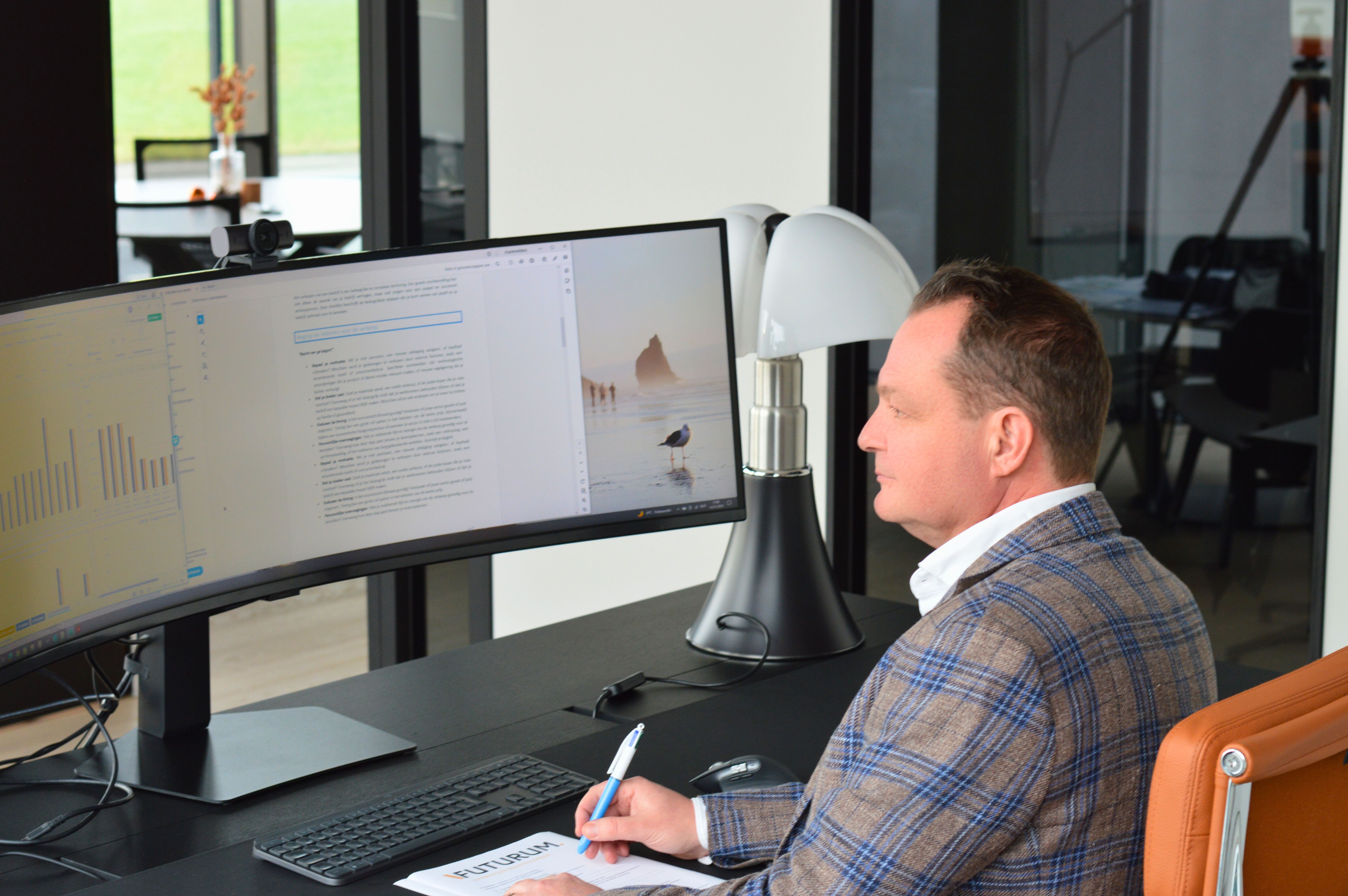 Ruben De Ruyck aan het werk in zijn kantoor